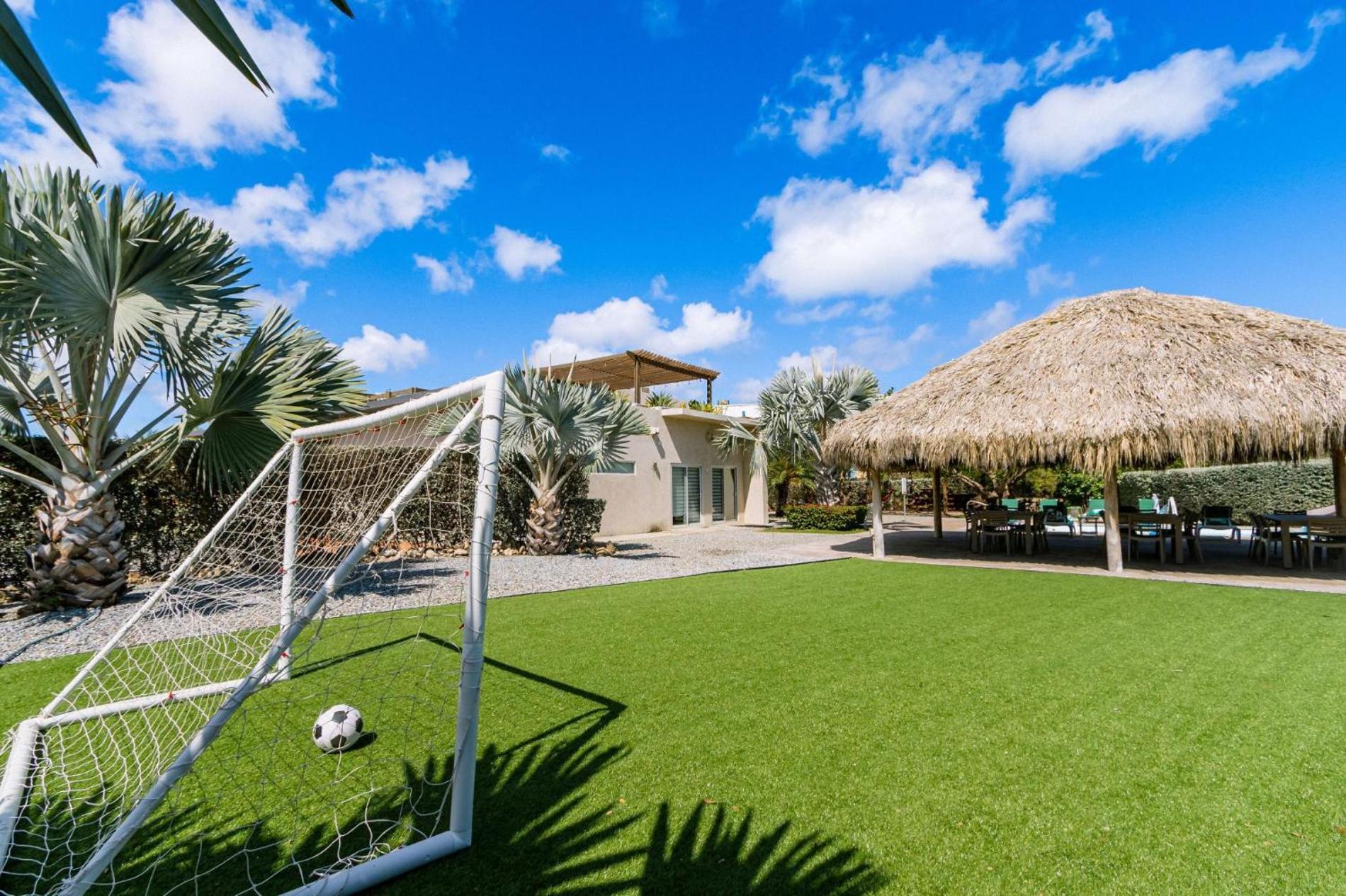 Koyari Modern Condos 9Br 7Ba Sleeps 26 W/ Pool And Roof Deck Palm Beach Exterior photo